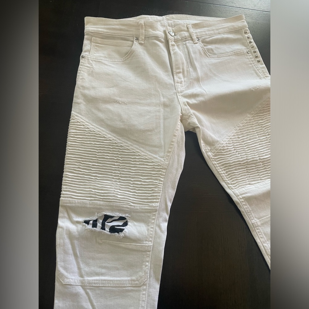 White Zara men biker jeans with zebra pattern distressinng